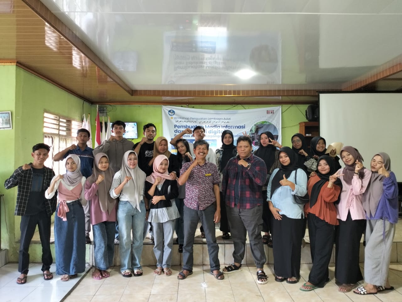 Mahasiswa KKN IAIN CURUP KEL 17 Desa Seguring Mengikuti Workshop Penguatan Lembaga Adat "Pembuatan Media Informasi Dan Edukasi Digital Berbasis Aksara Kaganga Suku Rejang yang di selenggarakan oleh AMAN, Dan Di Implementasikan Dalam Program Kerja Pembuatan PLANG "
